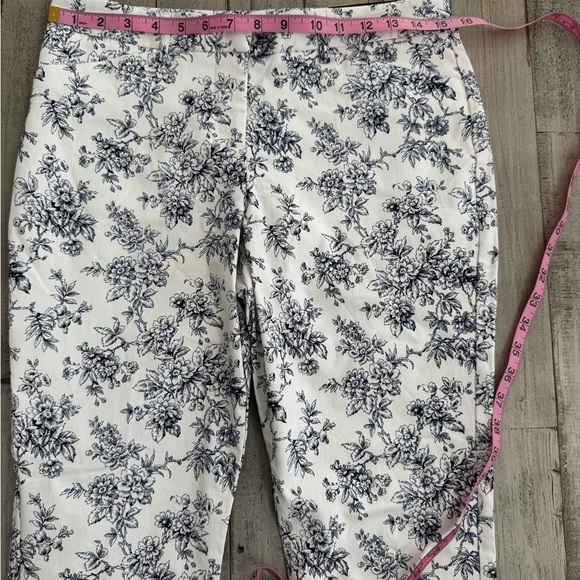 Mario Serrani Women’s White and Blue Patterned Women's Ankle Jeans - Picture 4 of 12